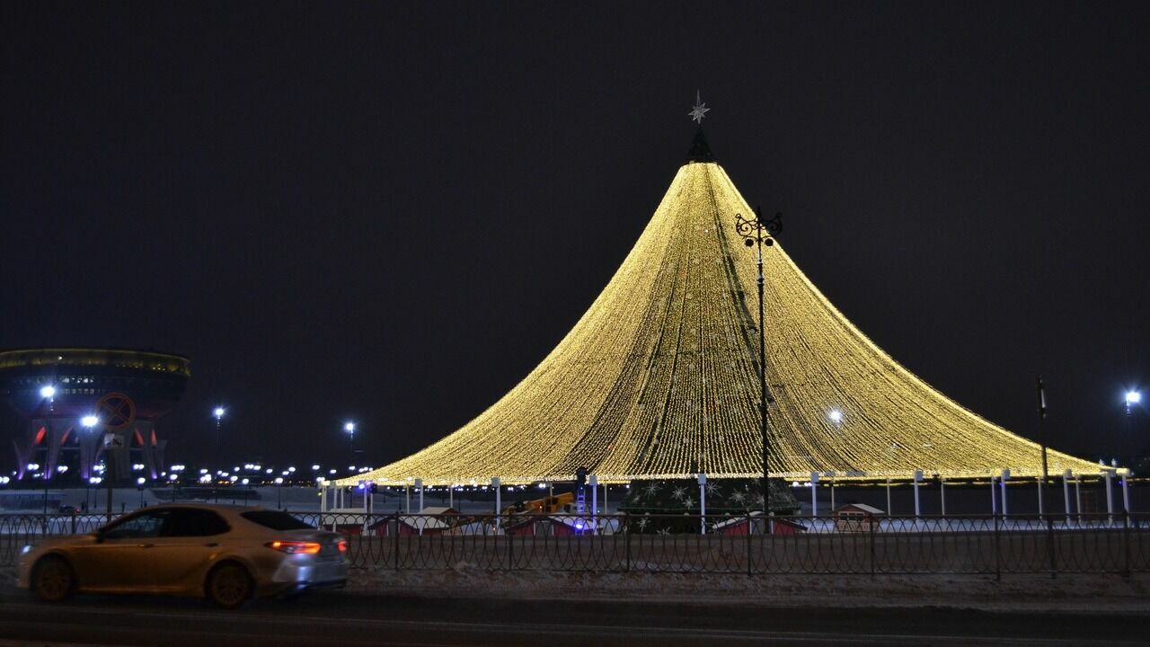 В Казани разбирают главную новогоднюю елку
