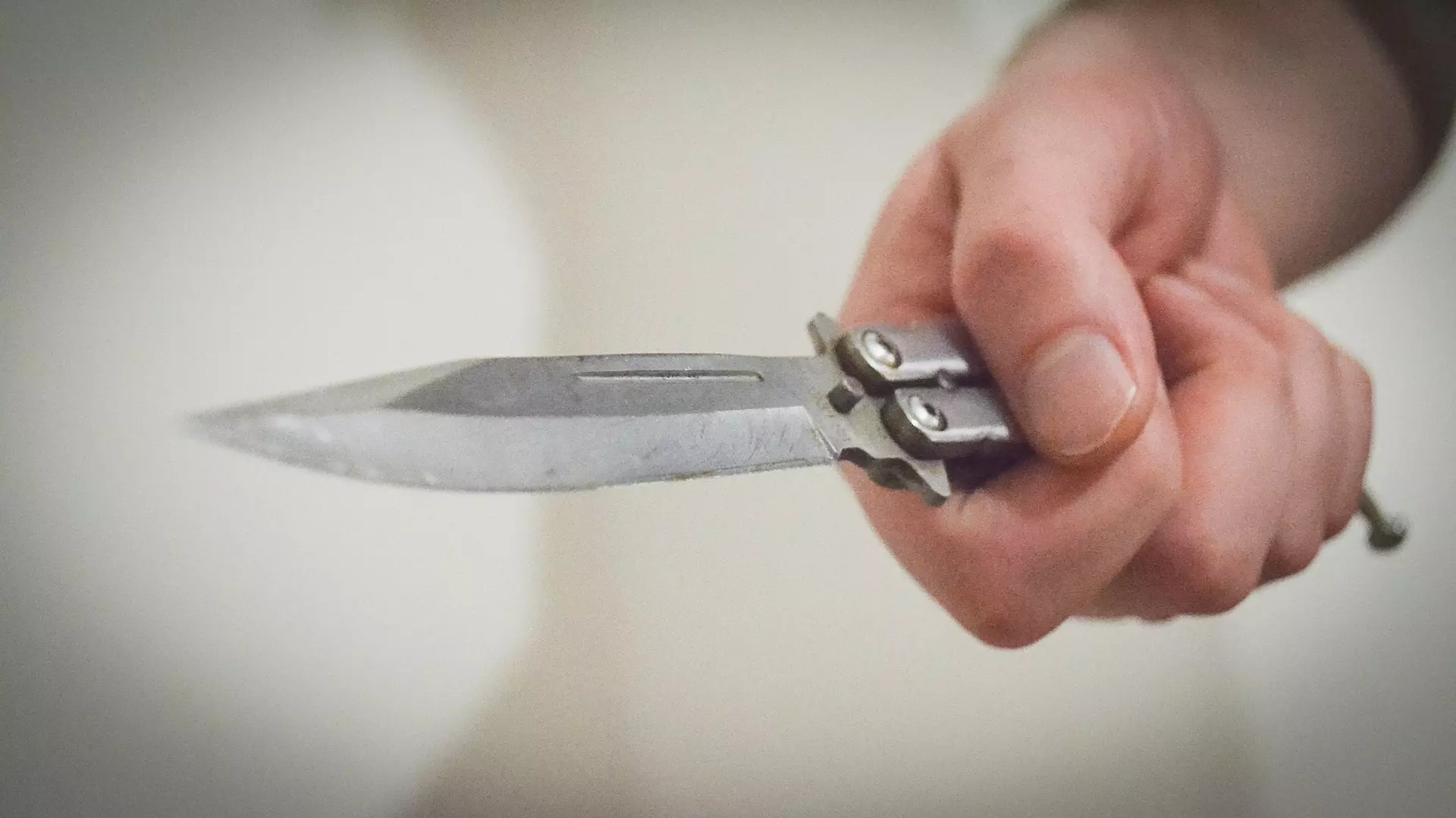 Подростки убили школьника ножом на остановке