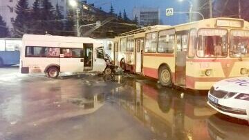 В Йошкар-Оле троллейбус столкнулся с микроавтобусом. Пострадали 14 человек