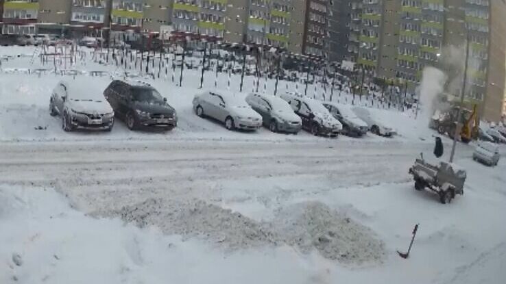 Челнинский тракторист повредил тепловые сети и засыпал их снегом