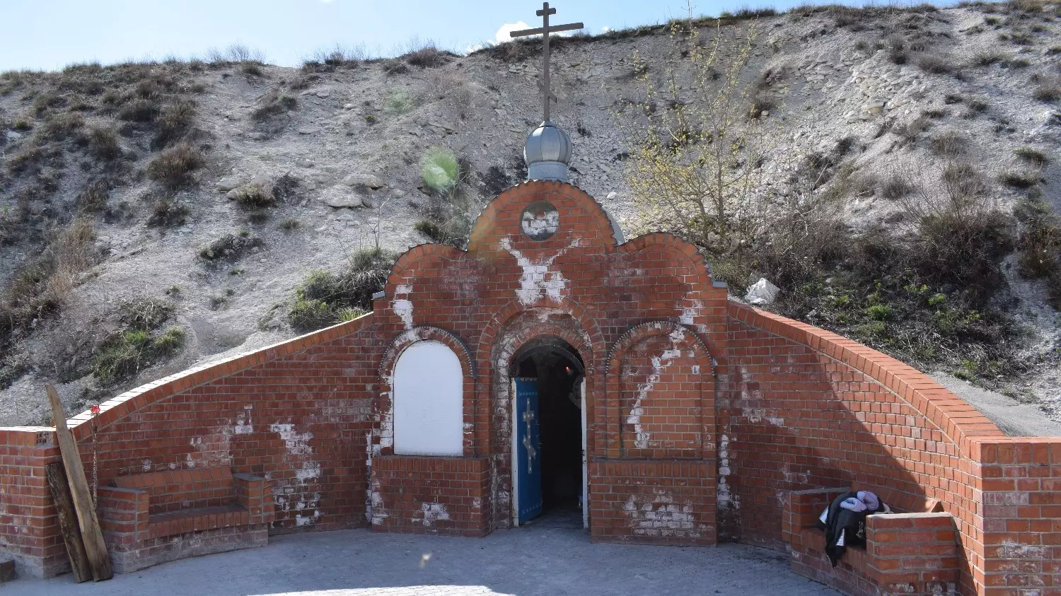 Подземные пещеры монастыря созданы прямо внутри гор