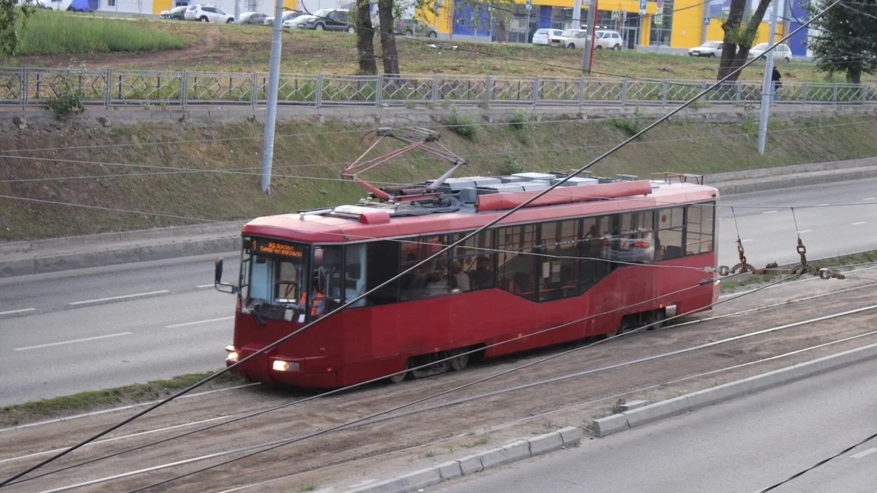 У речпорта в Казани встали трамваи