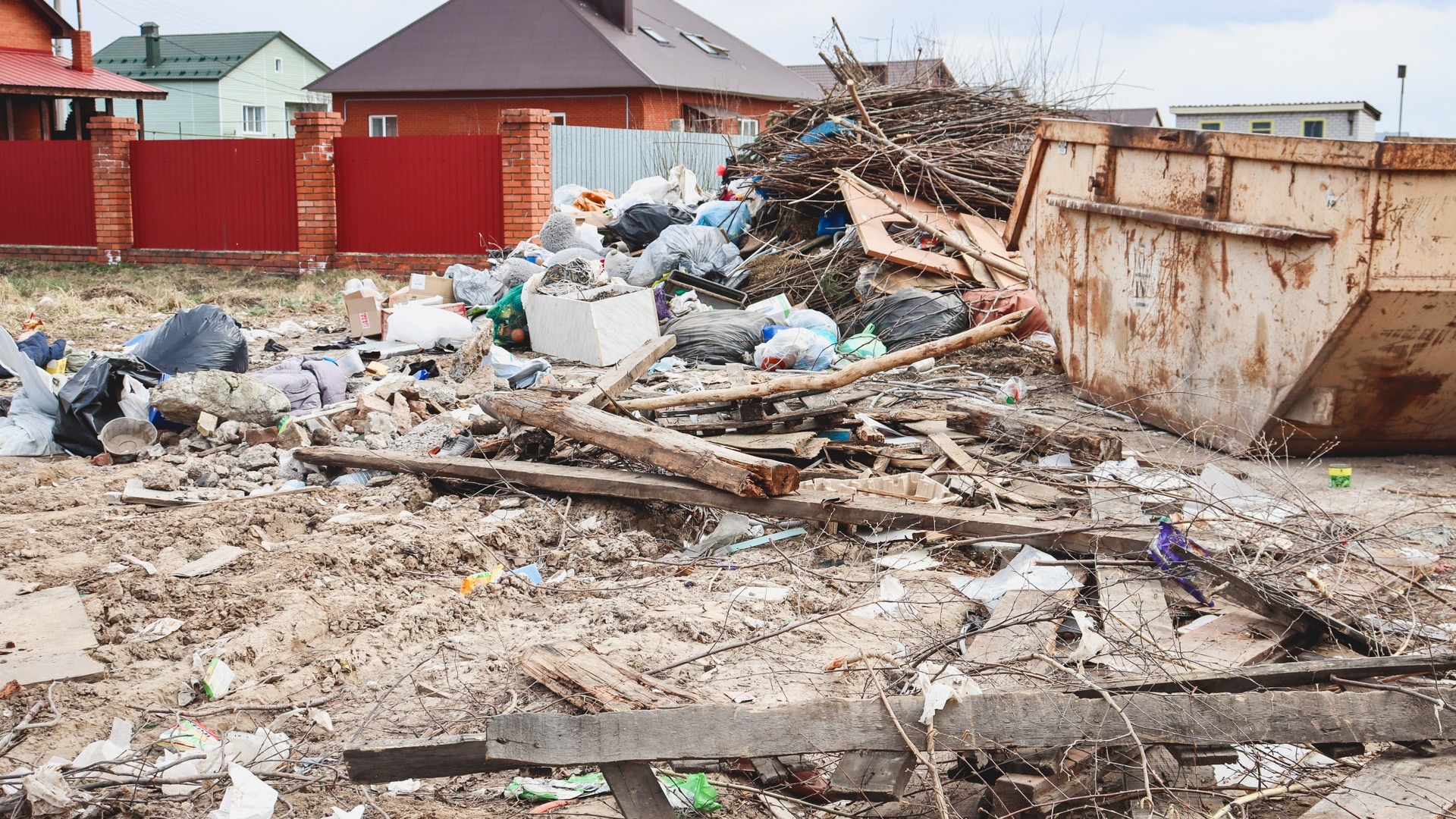 Кардинально не хватает мест — руководитель ПЖКХ о мусоре в поселках