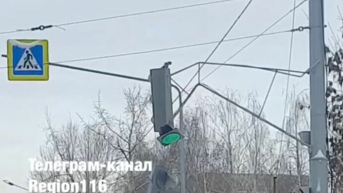 В Казани светофор повис над машинами на проводе