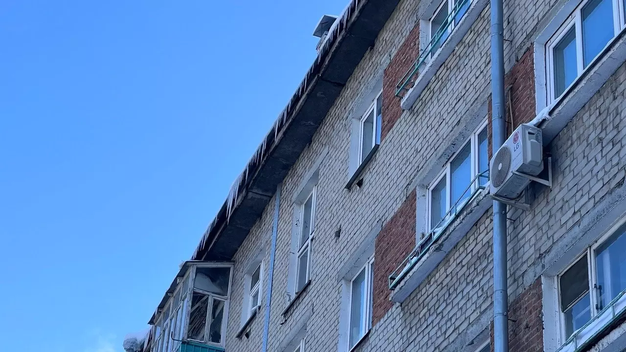 Со здания горздрава на жительницу Казани упала глыба льда