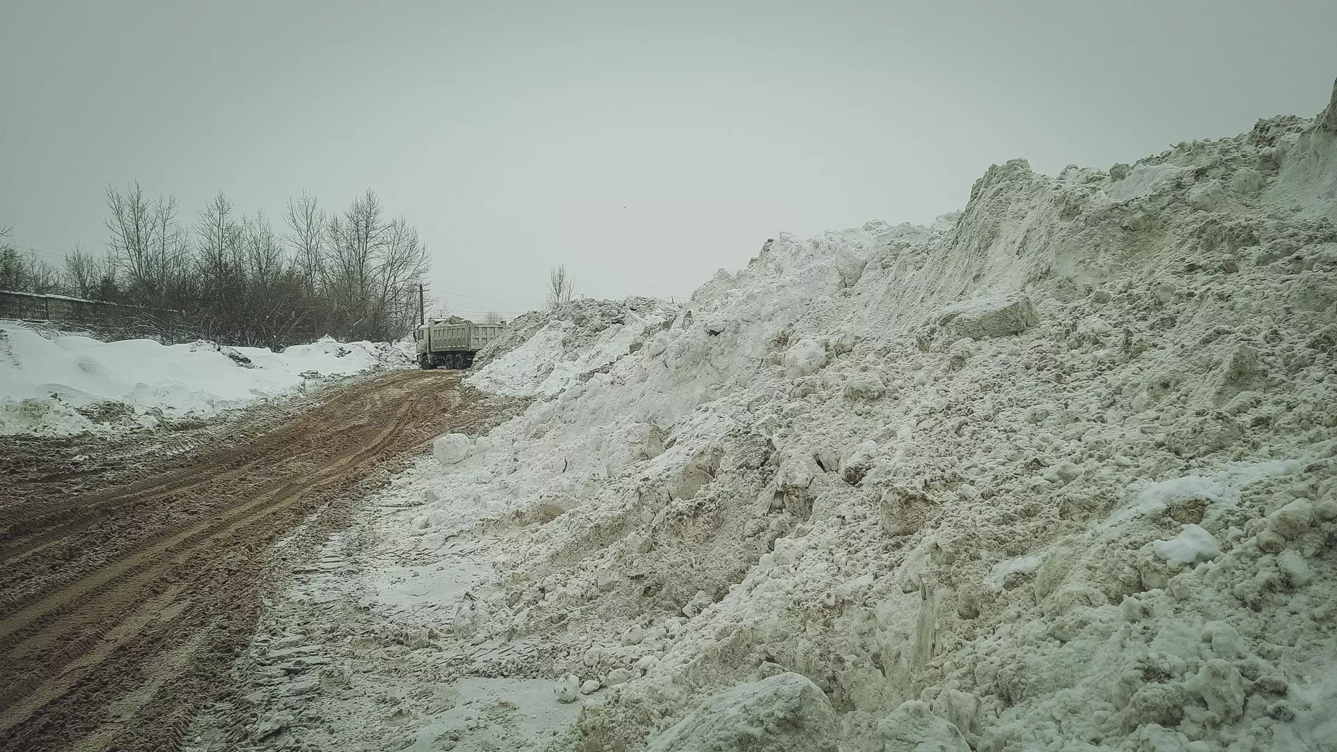 Метшин заявил, что дорожным рабочим предстоит еще много работы по уборке снега