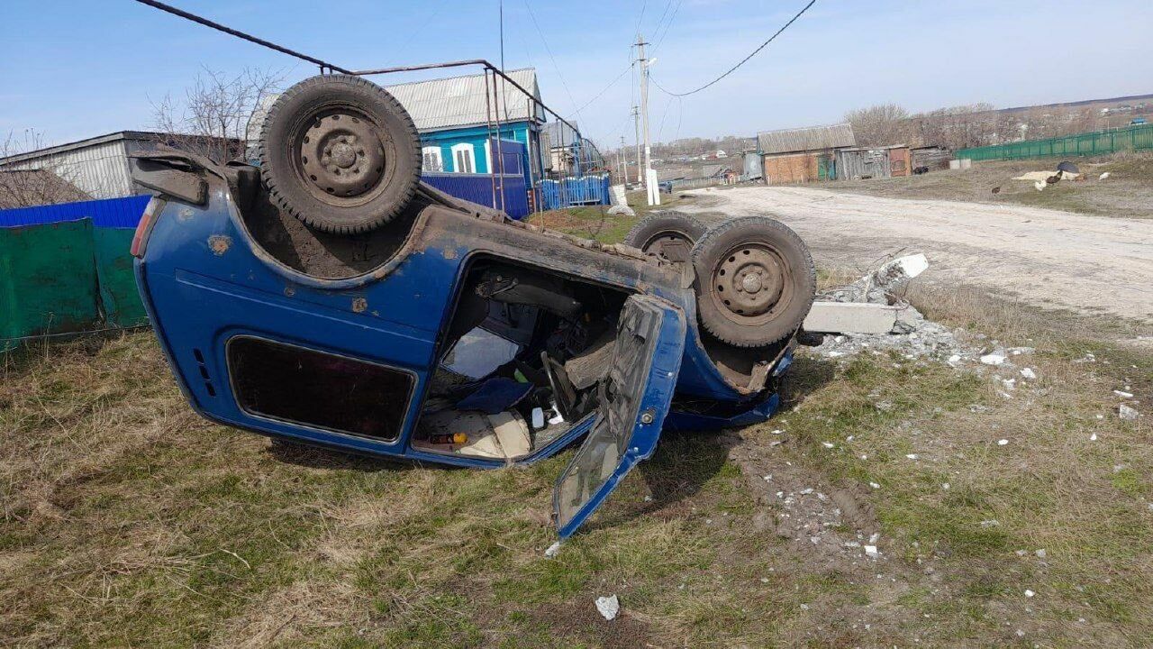 ВАЗ столкнулся со столбом в Татарстане. Погиб водитель