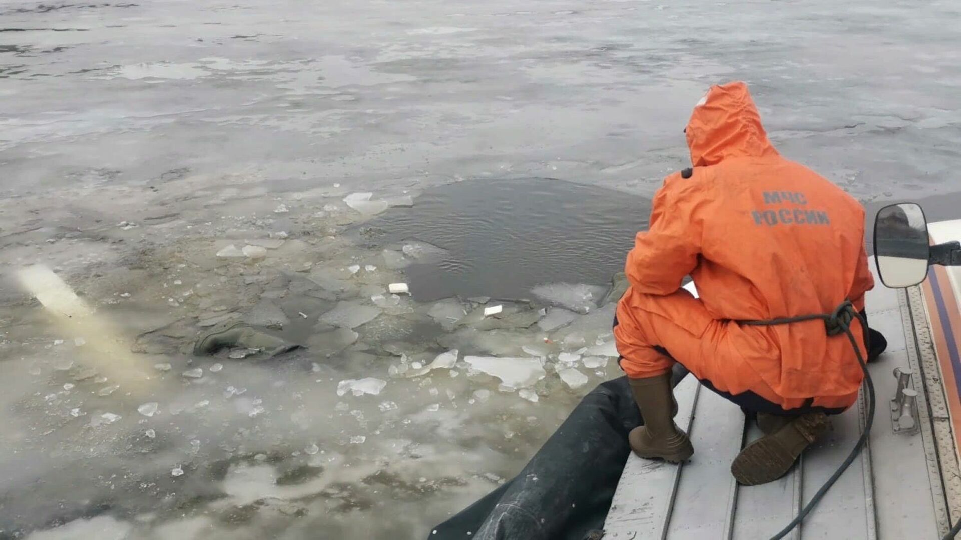 Утонул в волге. Рыбаки на тонком льду. Рыбак провалился под лед. Лед на Волге.
