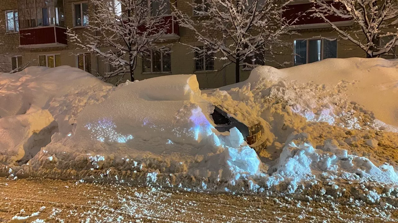 В казанском дворе соседи закидали снегом машину на тротуаре