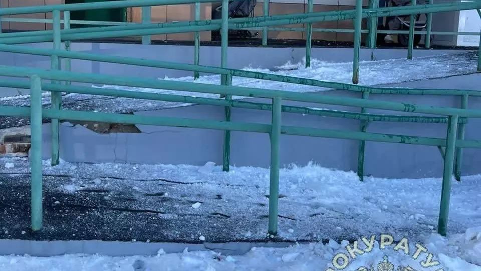 На татарстанца с ребенком упала глыба снега при выходе из поликлиники