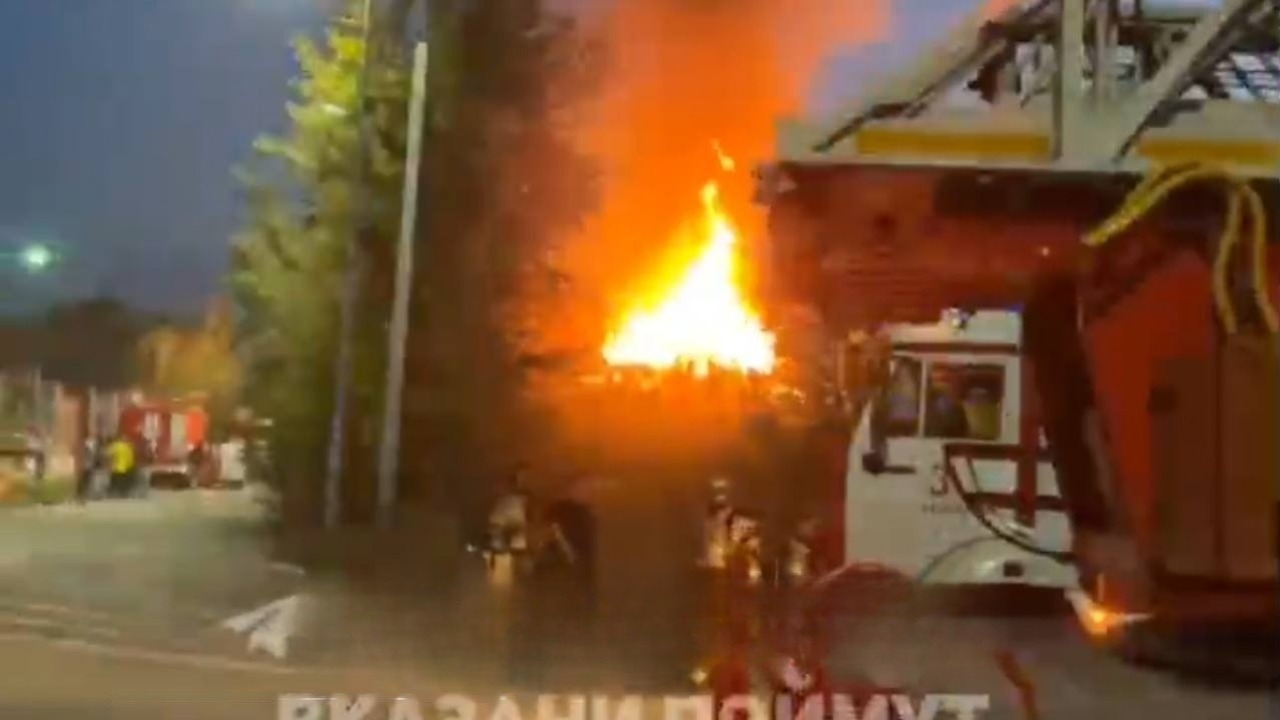 В центре Казани загорелся частный дом