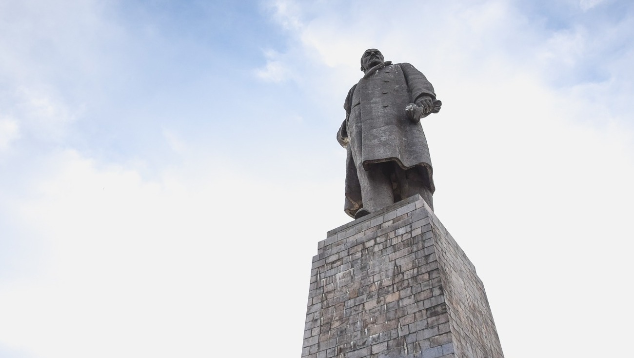 Самый большой в мире памятник Владимиру Ленину расположен в Красноармейском районе Волгограда