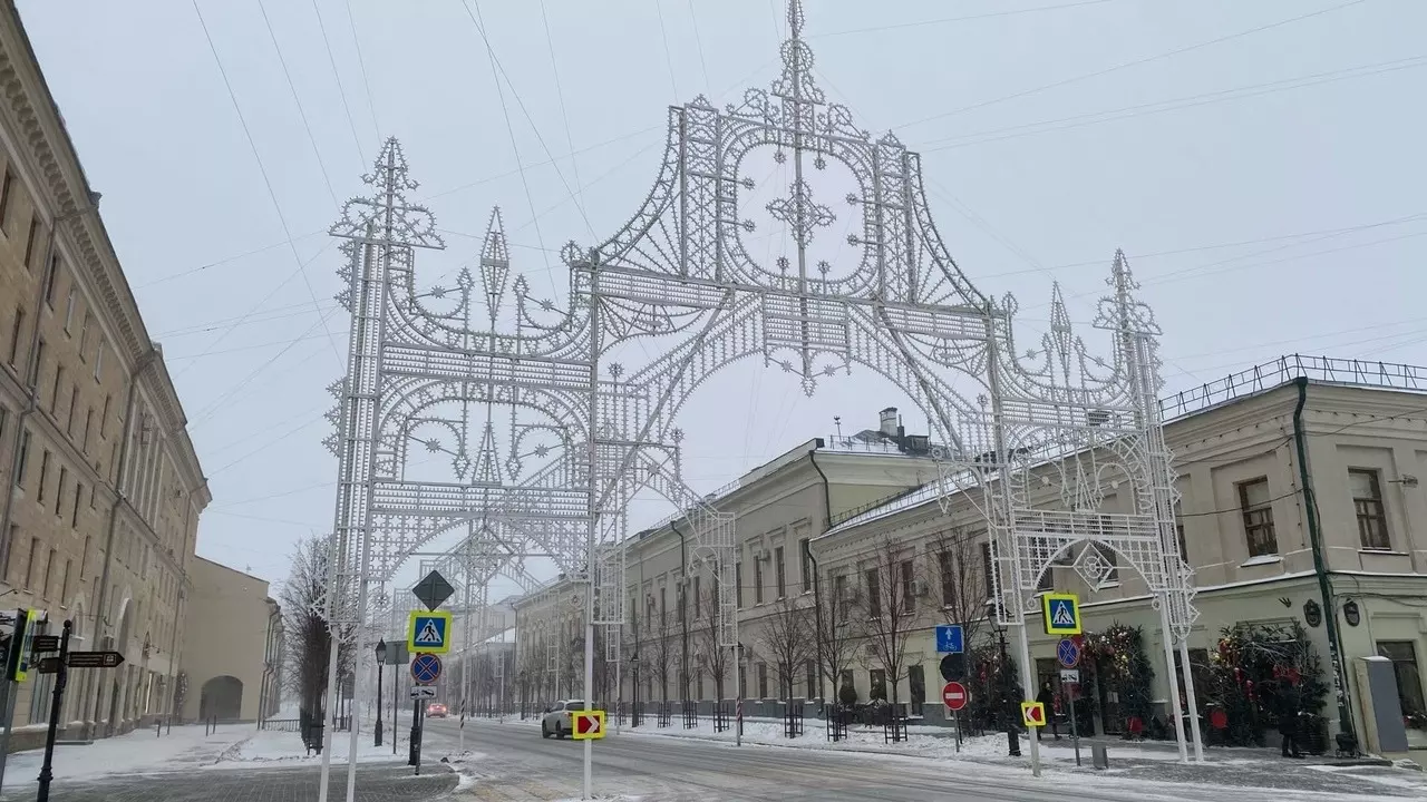 В центре Казани занялись установкой новогодних украшений