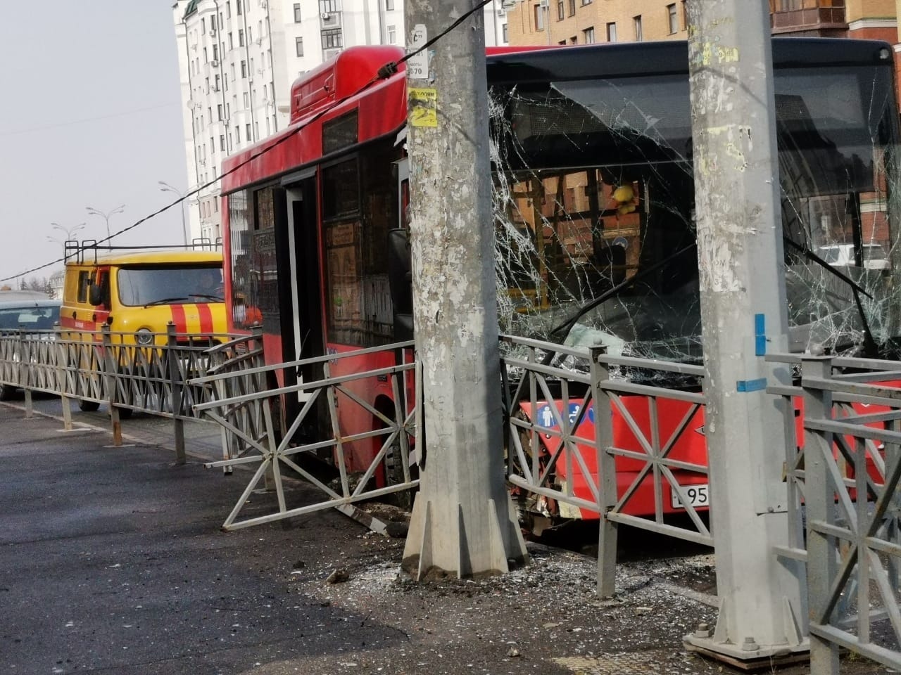 В Казани автобус врезался в столб – пассажирка получила переломы