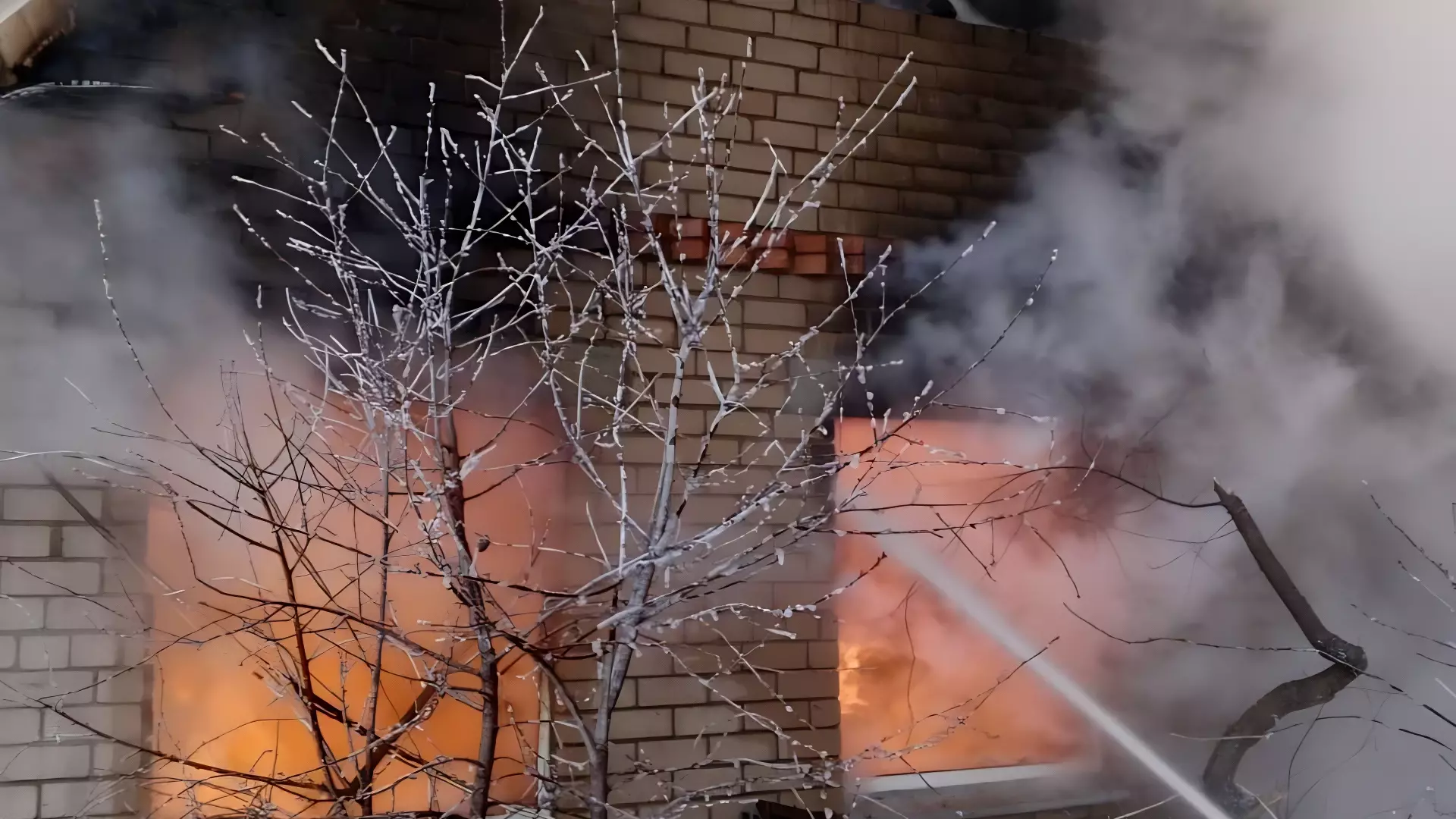 Татарстанца госпитализировали в больницу после пожара в собственном доме