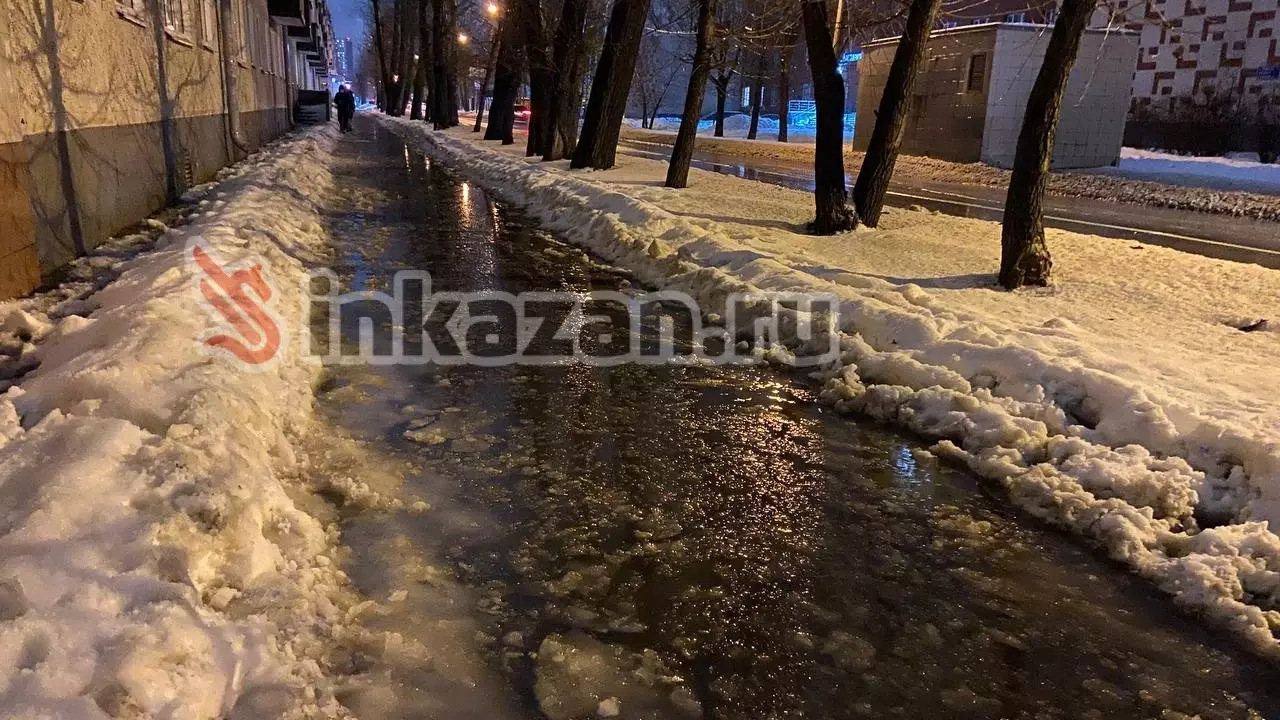 Казанцы жалуются на коммунальщиков, складирующих снег на тротуарах