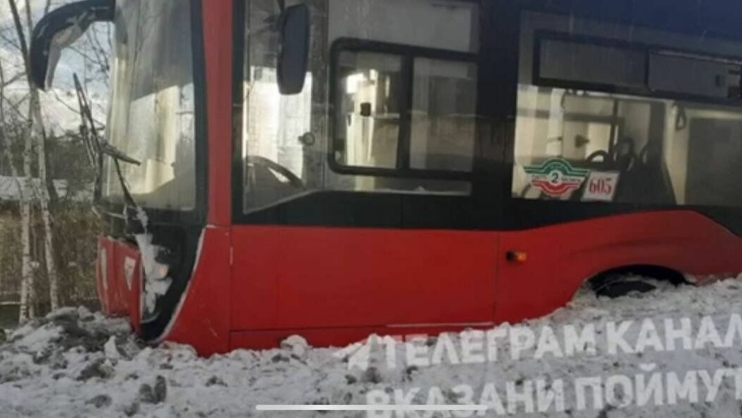 В Казани автобус на высокой скорости влетел в сугроб — пострадала бабушка
