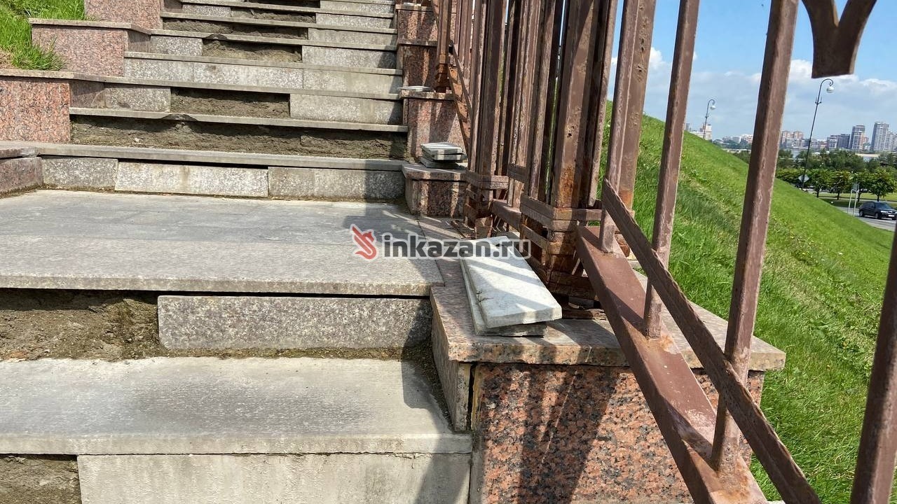 Лестницу под Казанским Кремлем починят