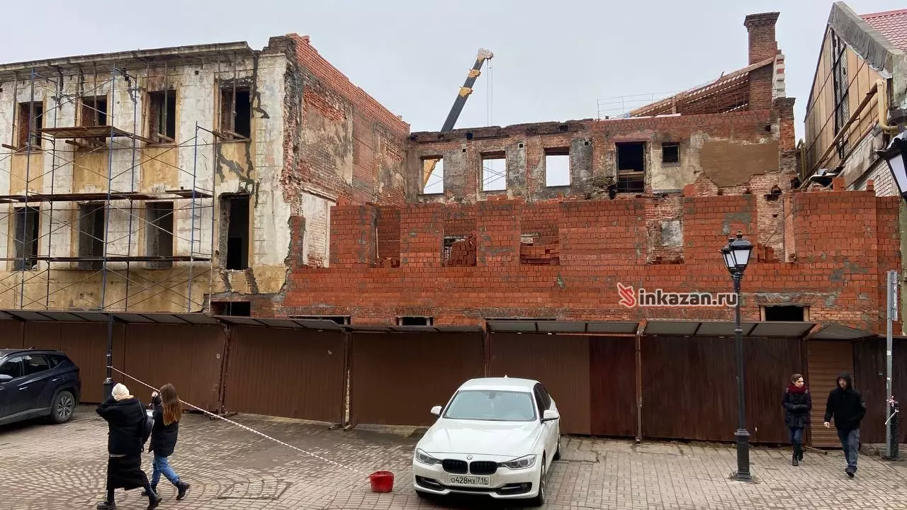 В Казани идут строительные работы на доме Свешникова