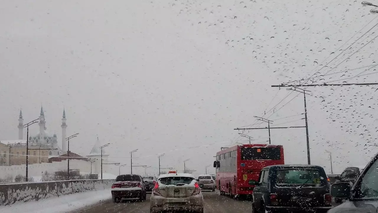 Въезды в Казань застряли в многокилометровых пробках