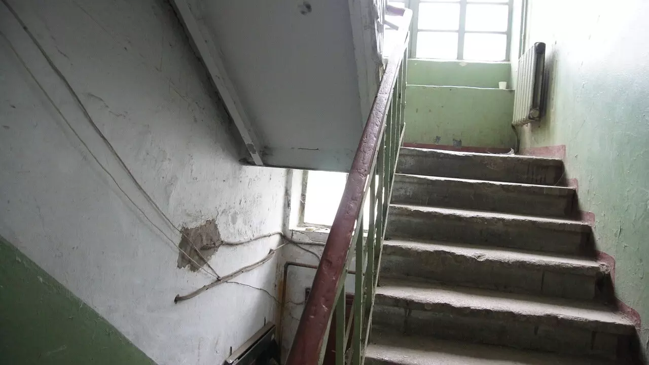 Ребенок спал под лестницей в подъезде в Нижнекамске