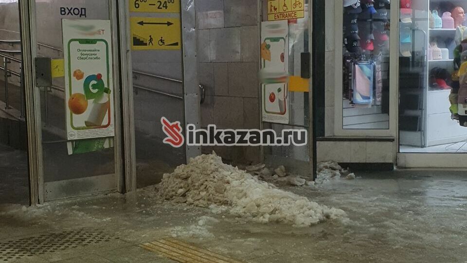 На станции метро в Казани скопился снег