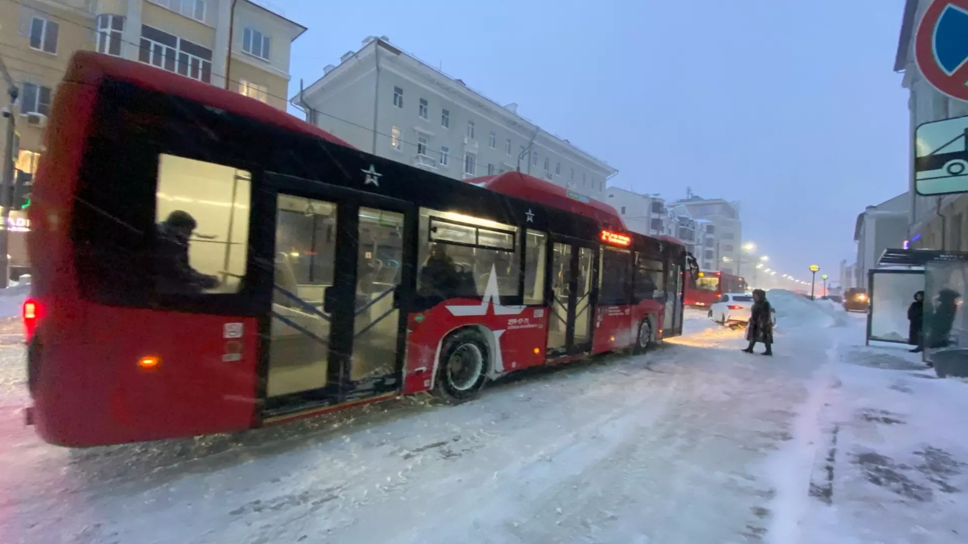 Автобусы и трамваи Казани застревают в снегу