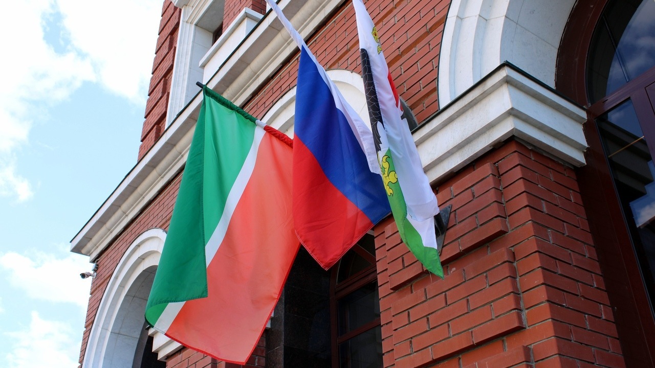 Татарстан потратит еще 11,4 млн рублей на флаги для школ