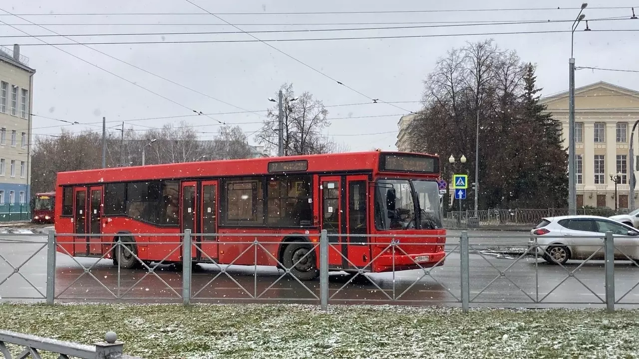 Колесо отвалилось у автобуса во время движения в Казани