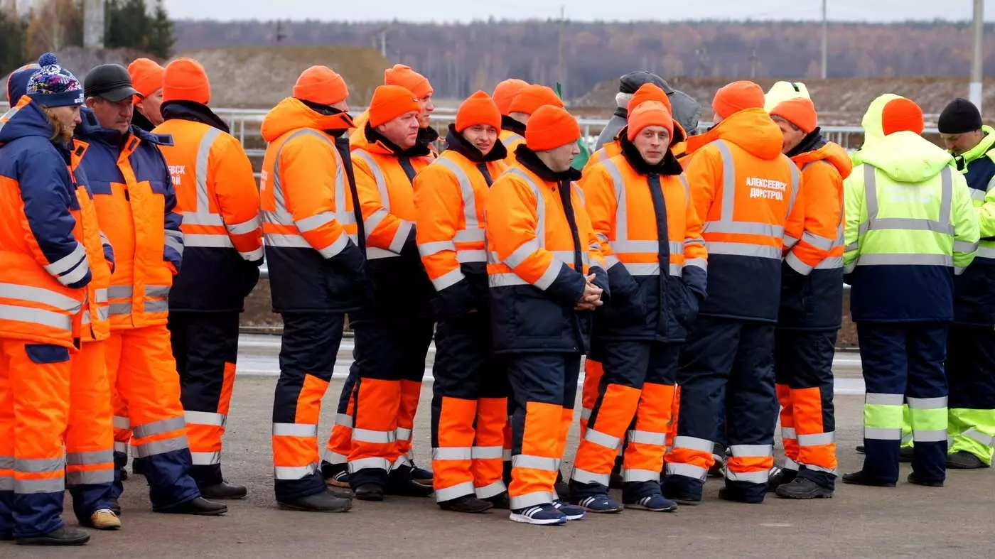 В Казани собираются нанять почти 100 рабочих и водителей для уборки улиц