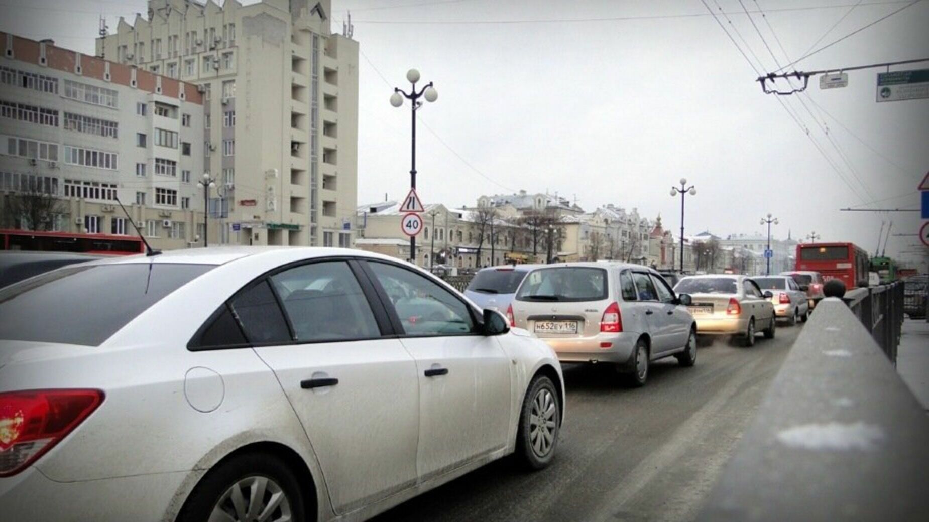 Снегопад и метель привели к 9-балльным пробкам в Казани