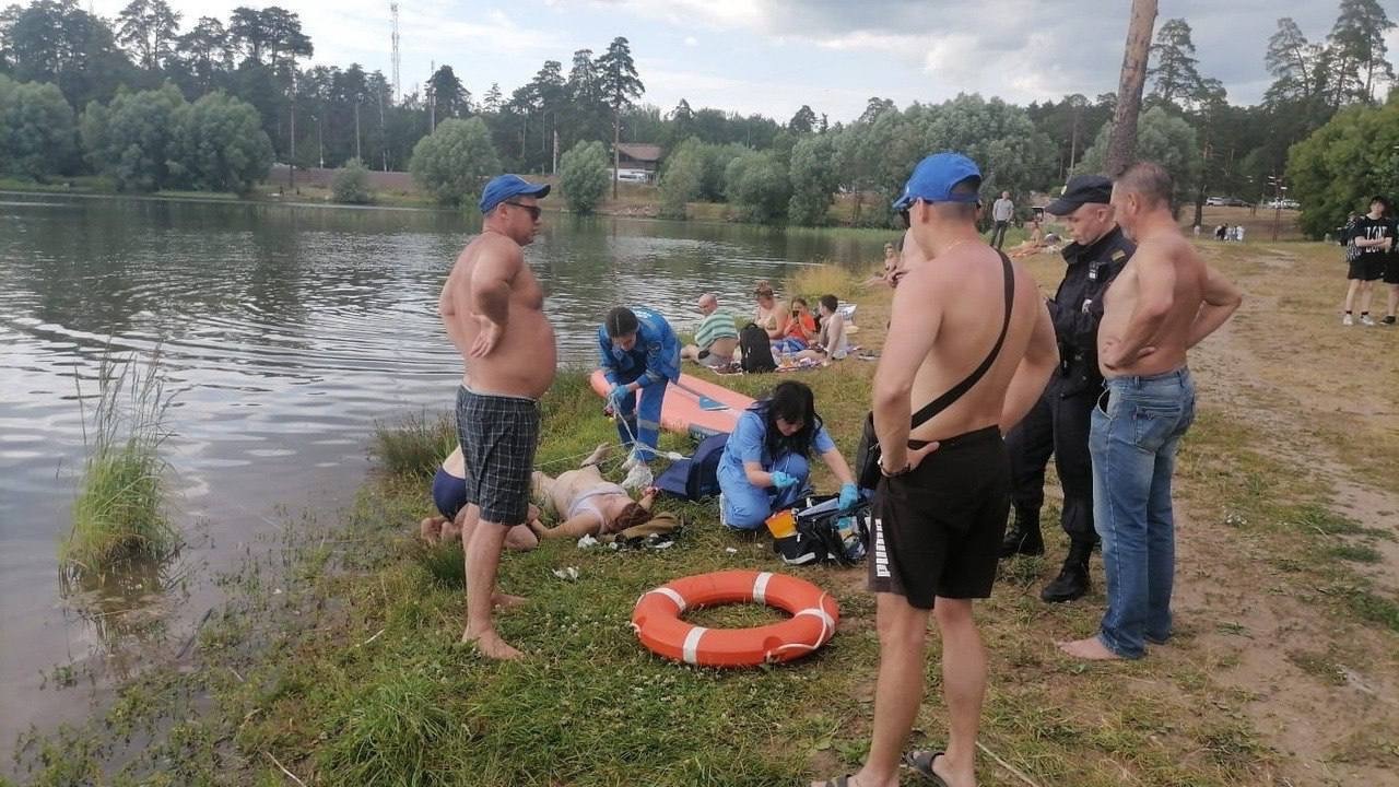 Пьяная женщина не смогла выбраться из озера Лебяжье в Казани