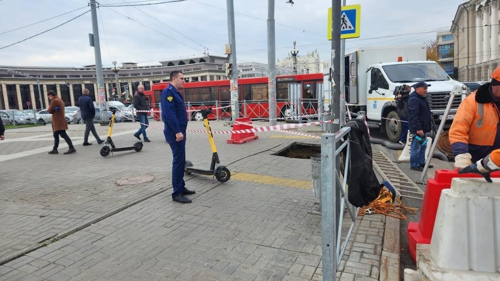 Появилось видео момента обвала тротуара в центре Казани