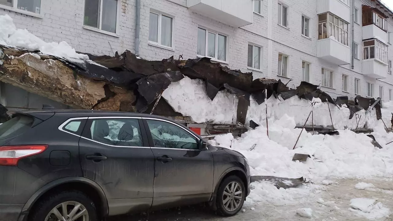 В Дербышках из-за снега упал козырек магазина