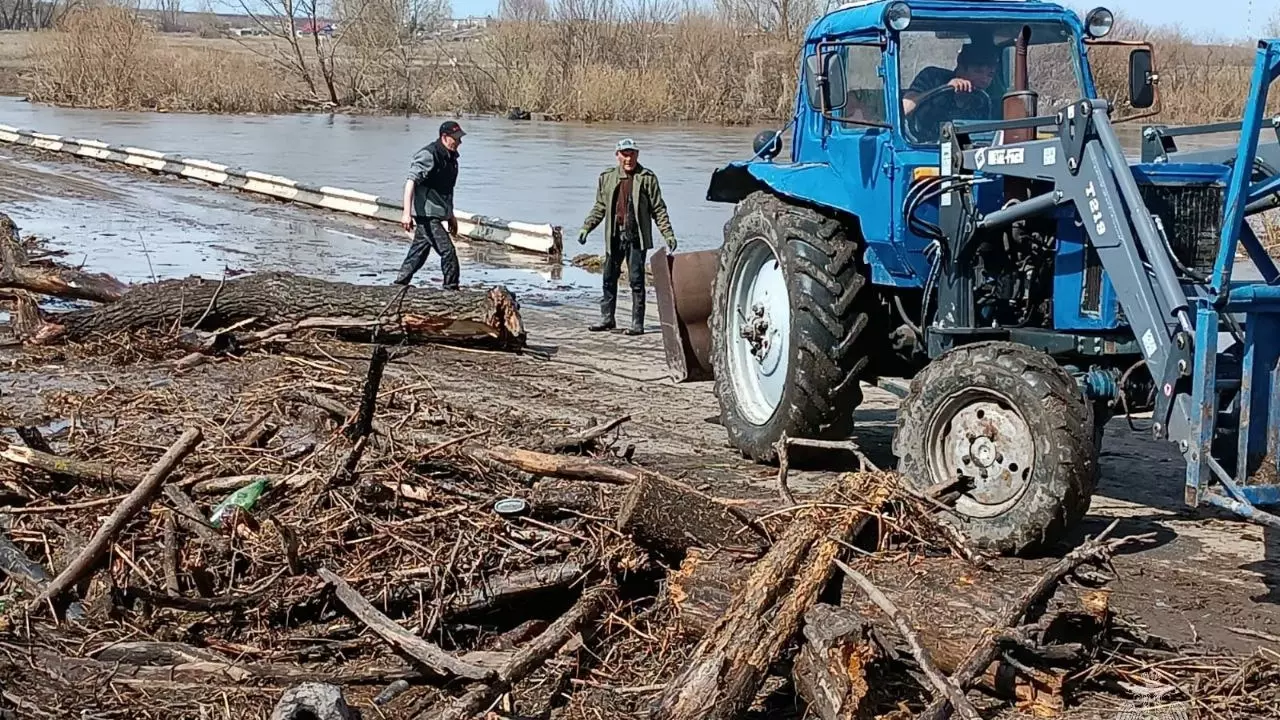 В Новошешминском районе РТ очищают подтопленный мост