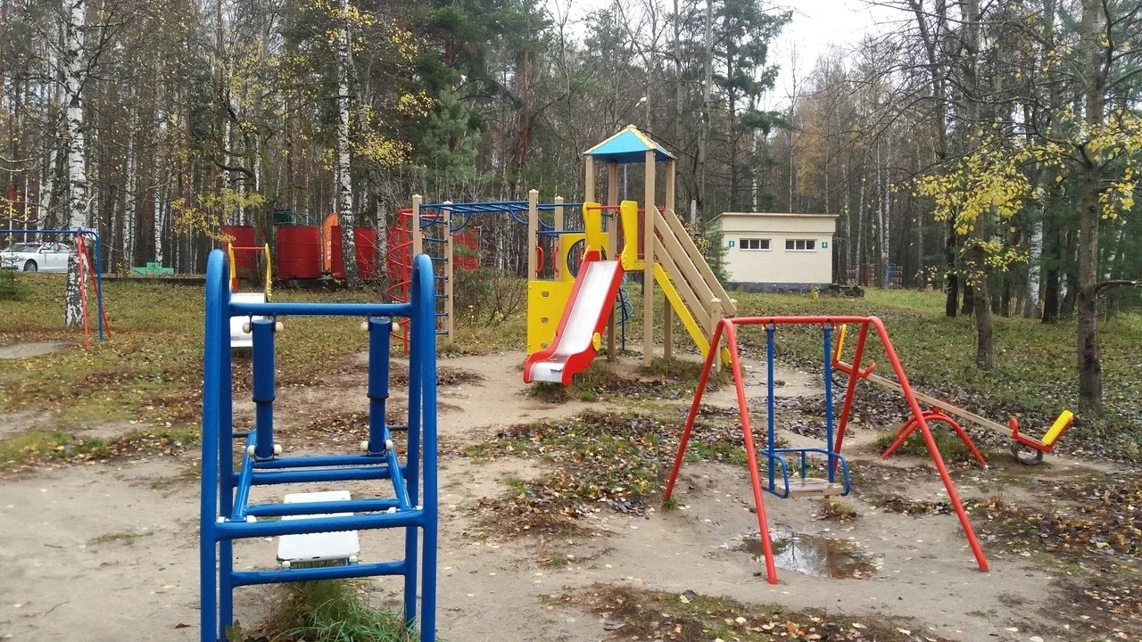 В Татарстане девочка застряла на игровой площадке
