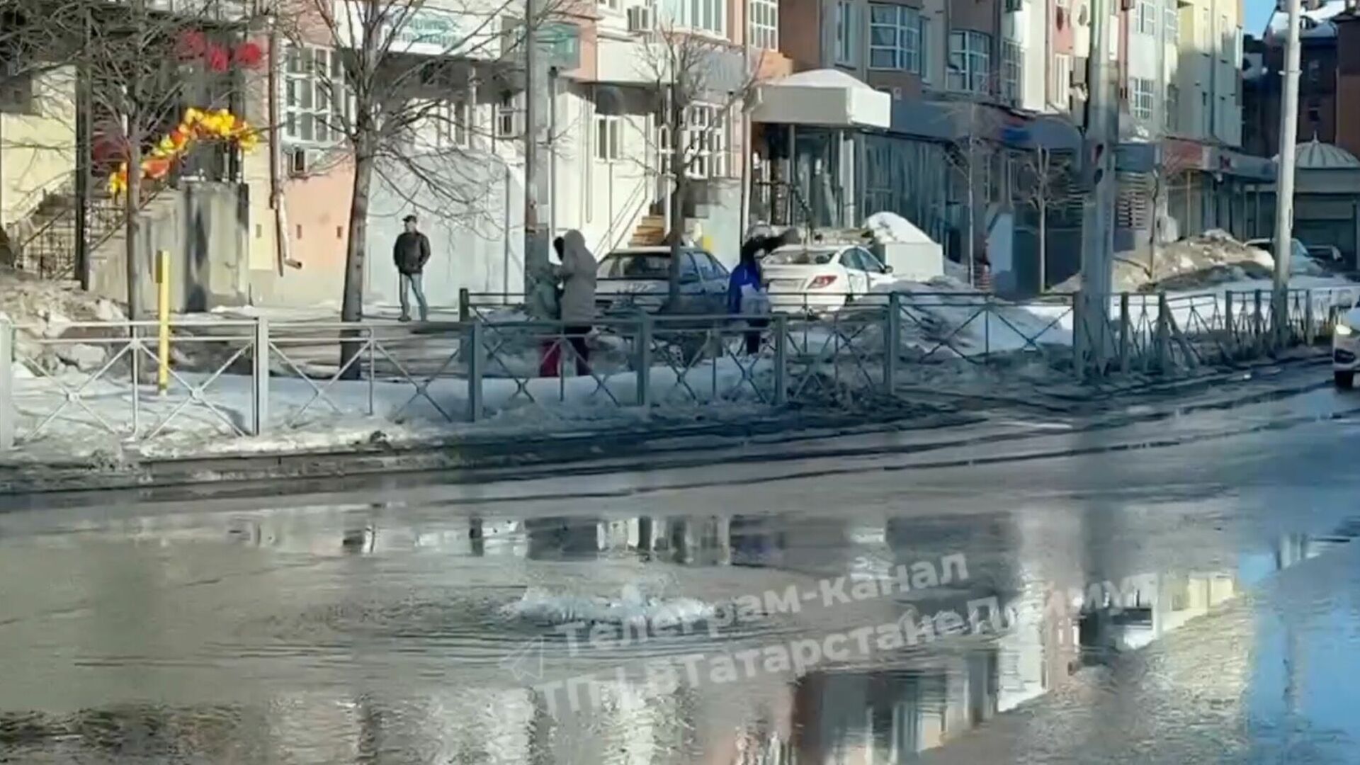 А вода по асфальту рекой. Прорыв трубы водоснабжения. Вода в Казани на улице. Асфальт в городе. Литой асфальт в воду.