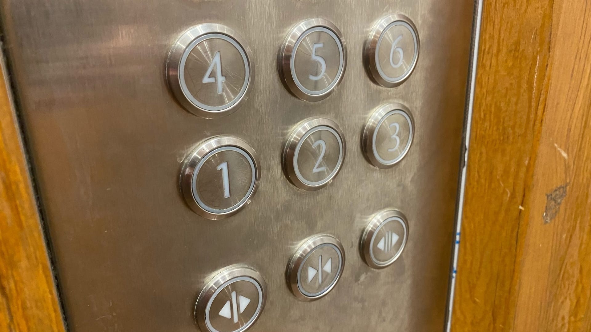 В челнинском лифте нашли труп голой женщины — Telegram