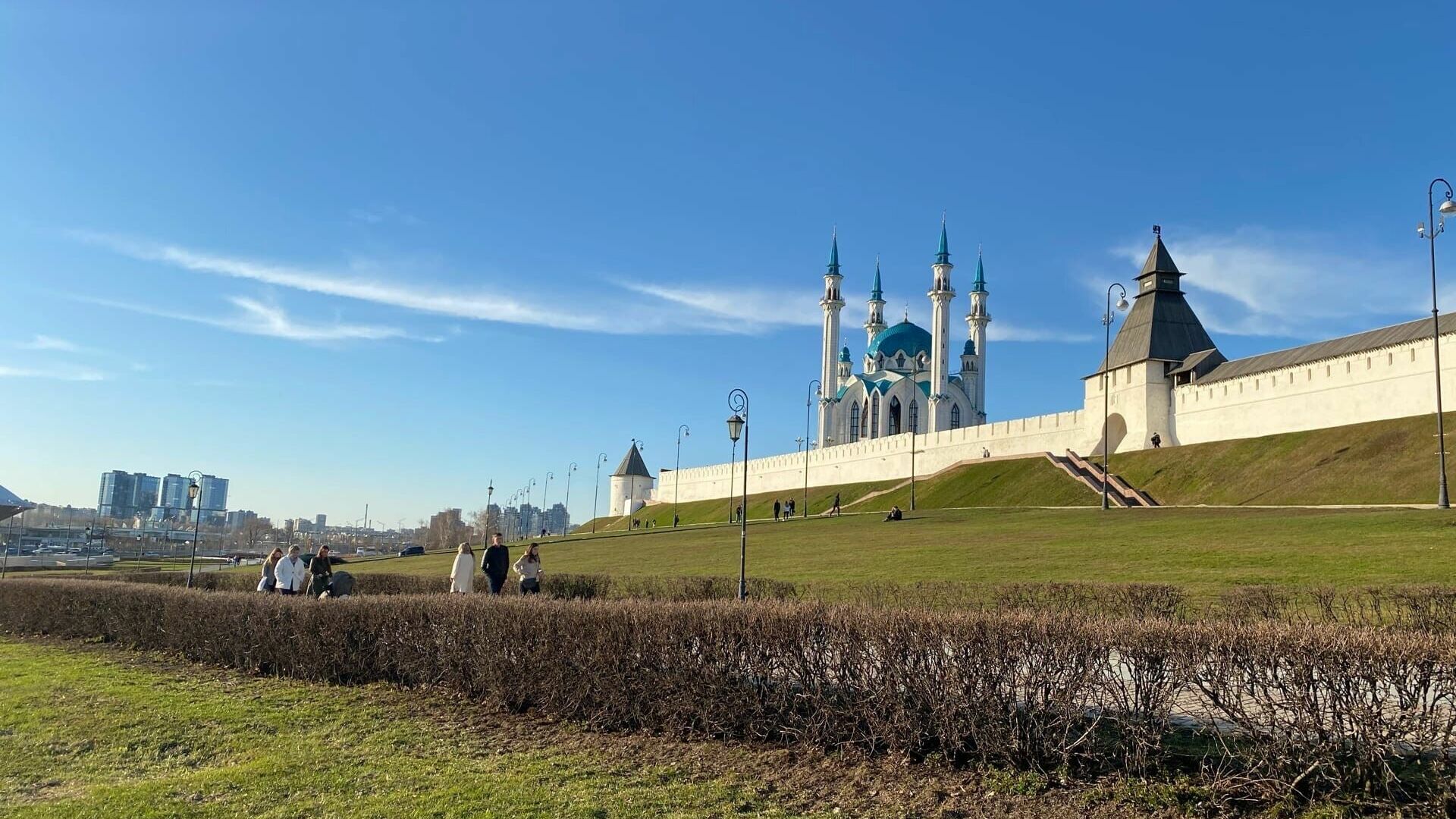 Казанцы возмутились запрету лежать на газоне возле Кремля