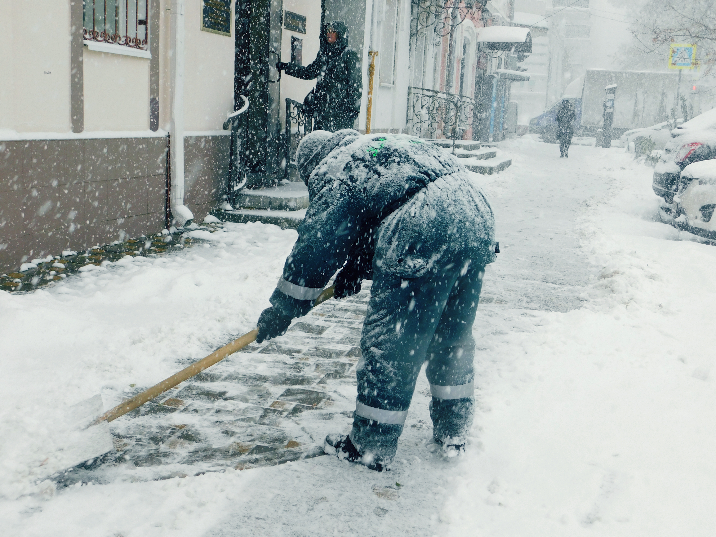«У меня нет слов»: Челнинцы волнуются за дворников, убирающих снег голыми руками