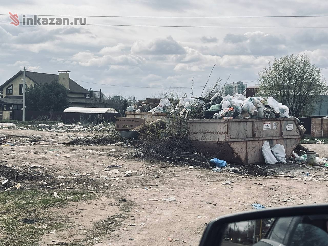 Фотографии мусорной площадки в Константиновке, сделанные в разное время года. 