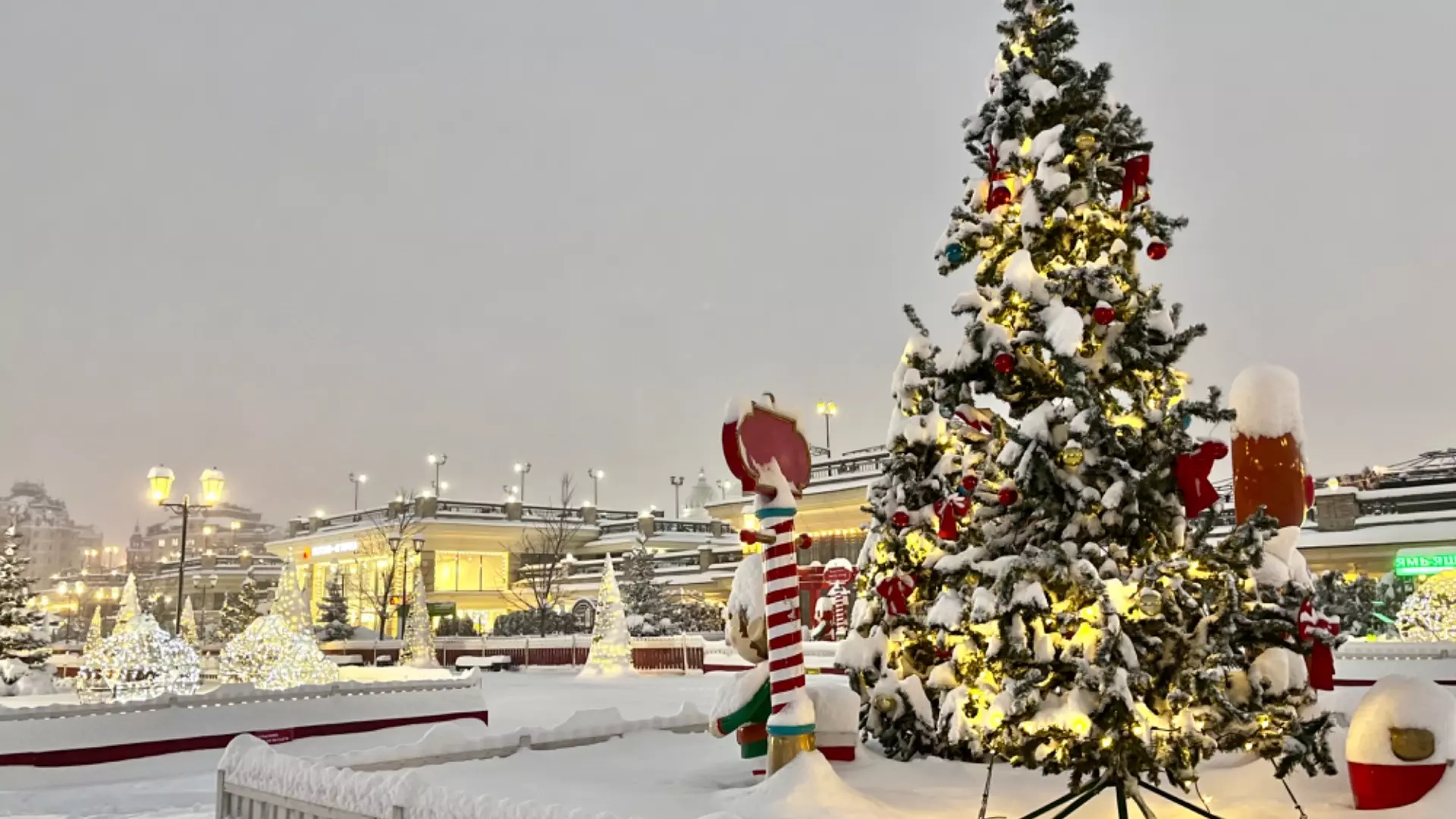 Кремлевскую набережную в Казани занесло снегом