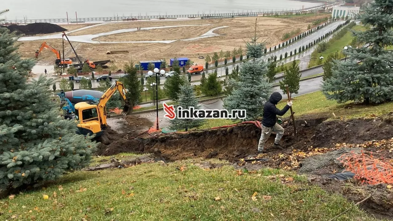 У будущего детского парка на Кремлевской набережной в Казани залили дорожки