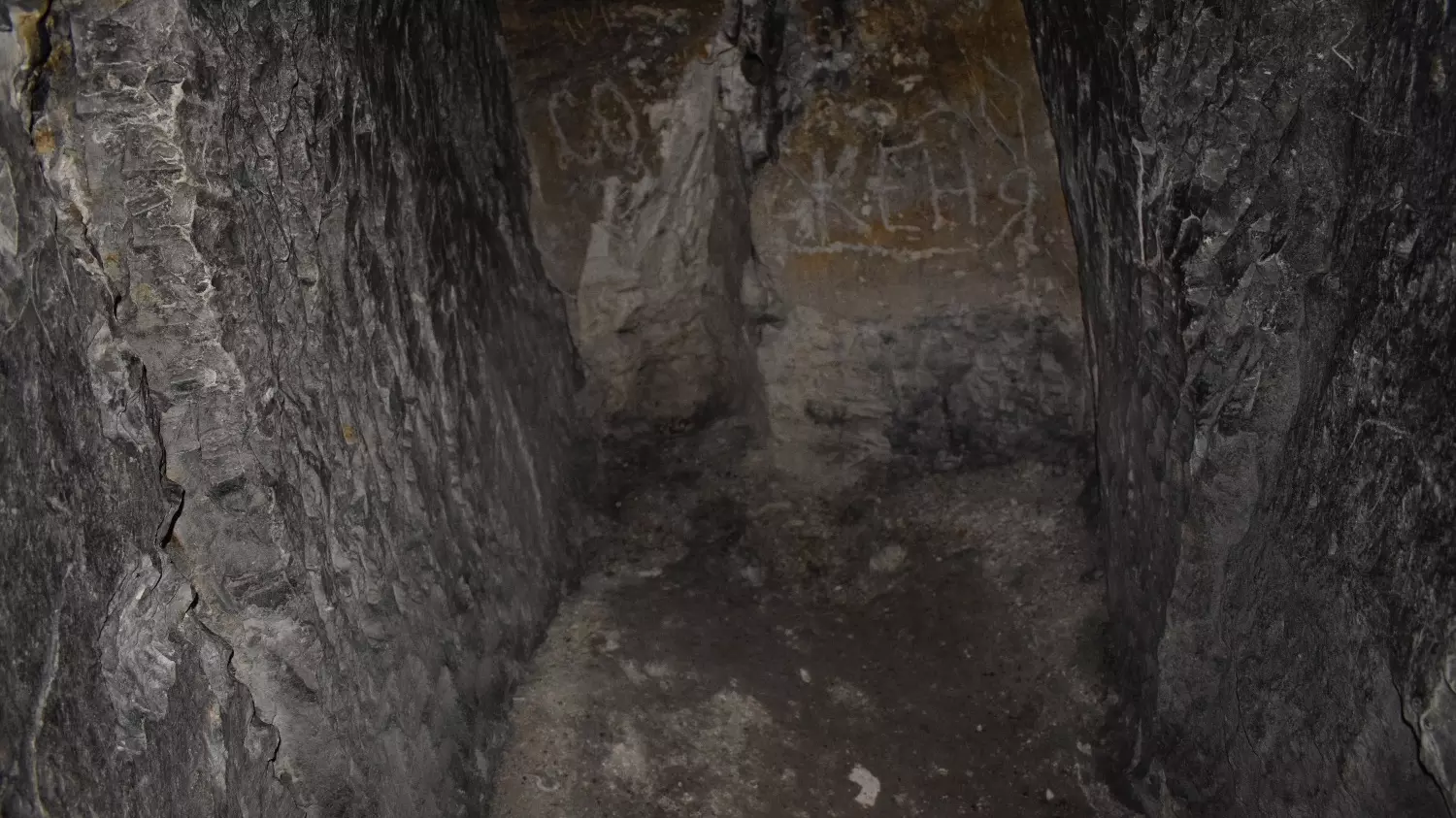 На стенах пещеры можно встретить надписи, сделанные ради баловства