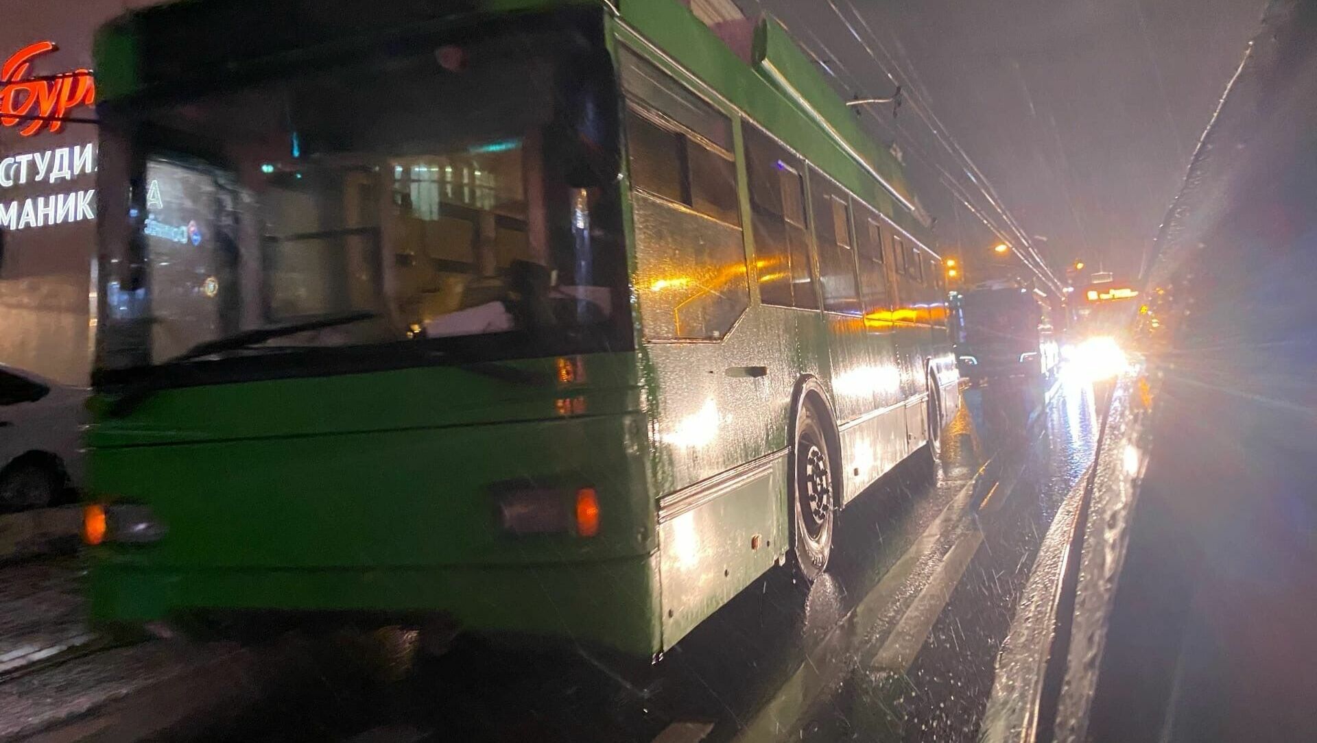 Десятки троллейбусов встали в центре Казани: аварию никто не устраняет