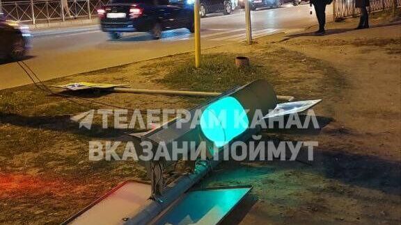 Из-за сильного ветра в Казани упал светофор с дорожным знаком