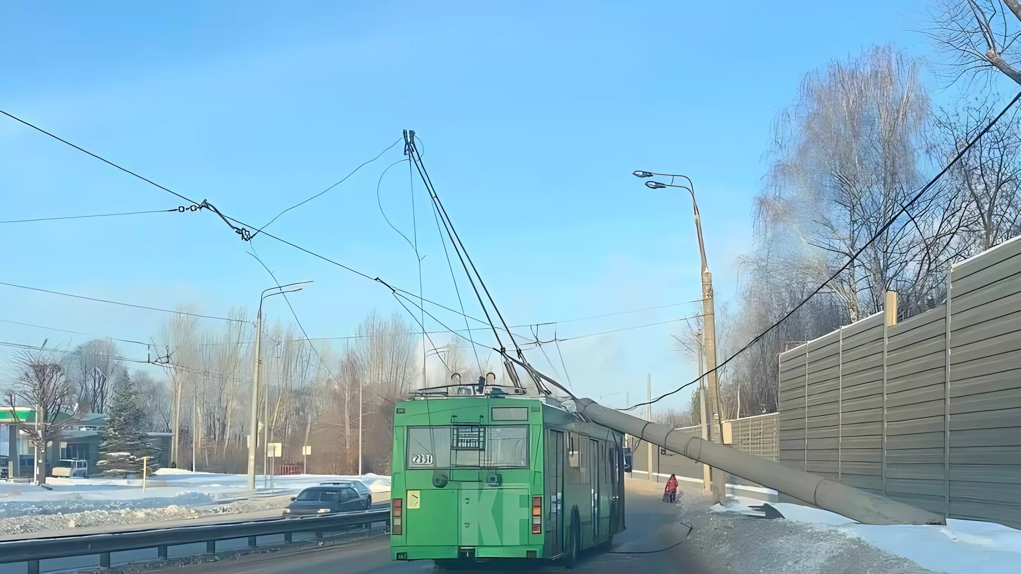 В Казани троллейбусы встали из-за упавшего столба