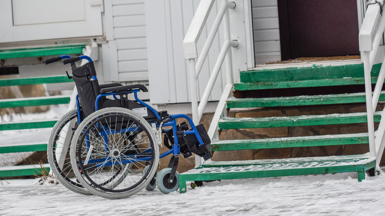 Казанский инвалид ездит на коляске по дороге из-за заваленных снегом тротуаров