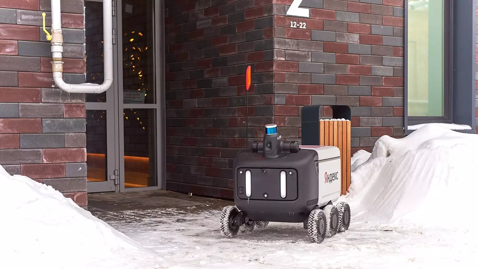 В казанском жилом комплексе появился робот-доставщик