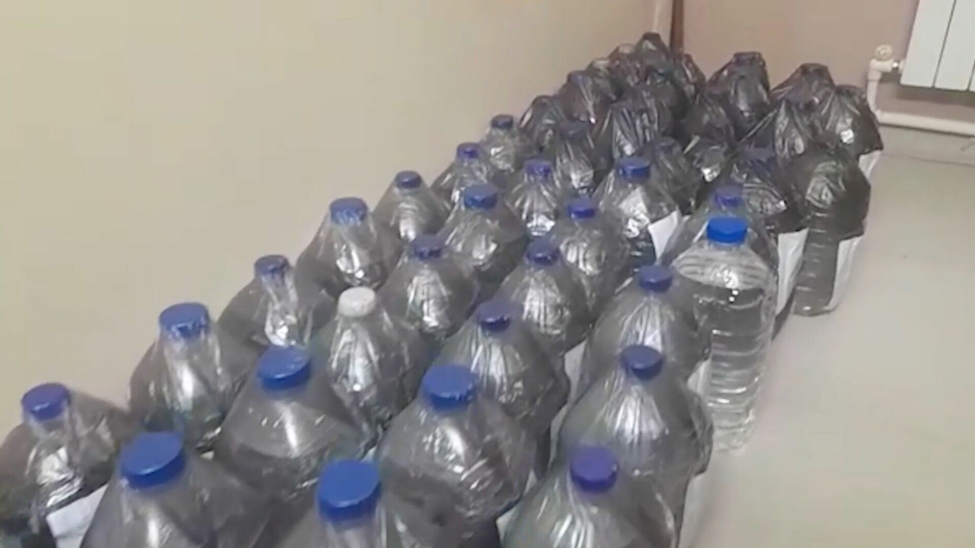 В гараже челнинца нашли тысячи литров паленого алкоголя
